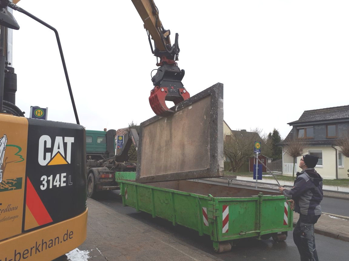 Mitarbeiter von Berkhan Erdbau beim Verladen mit dem Bagger