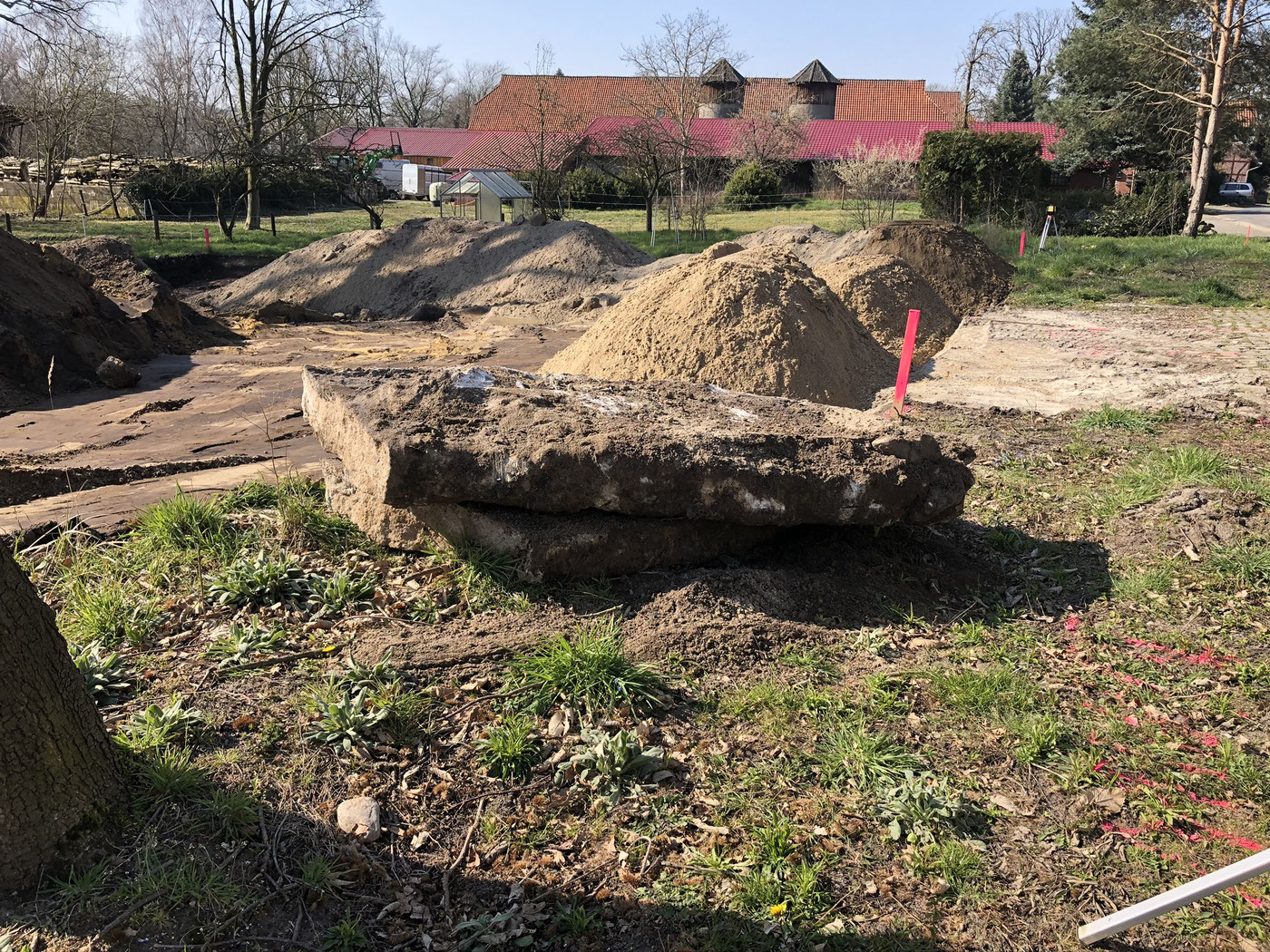 Vorbereitete Erdarbeiten und Aushub für Fundamente