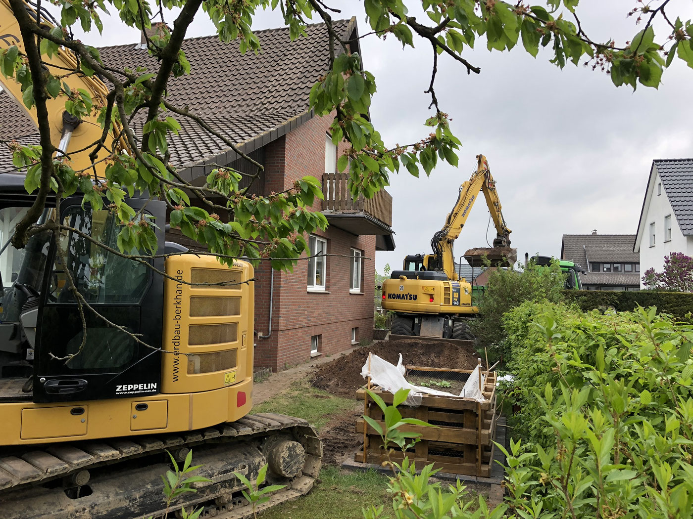 Baggerarbeiten zur Grundstücksentwässerung an einem Wohnhaus